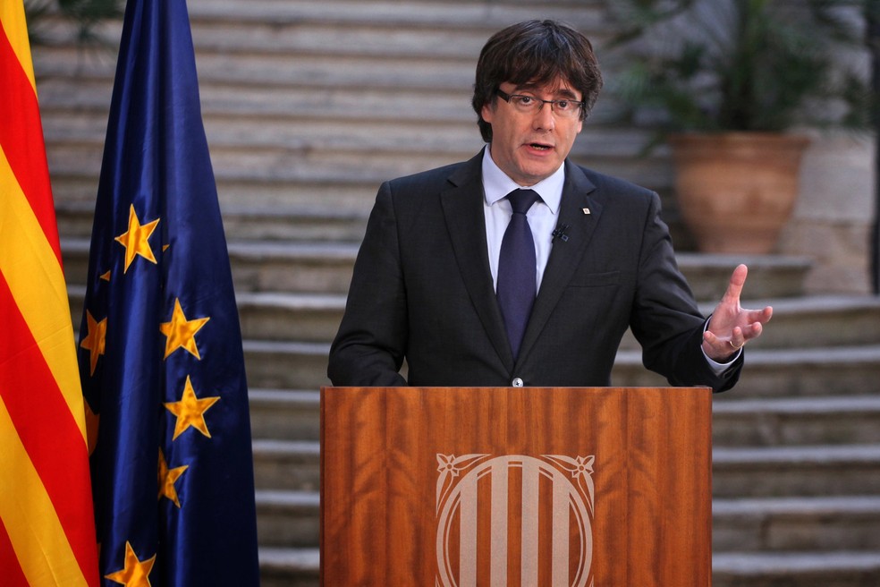 Carles Puigdemont, presidente destituído da Catalunha, faz pronunciamento no palácio do governo da Catalunha, em Barcelona (Foto: Servicio de Prensa de la Presidnecia, Pool Photo via AP)