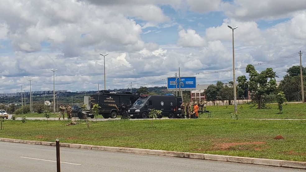 PM detona suposto artefato explosivo achado em caminhão na área do Aeroporto de Brasília — Foto: TV Globo/Reprodução
