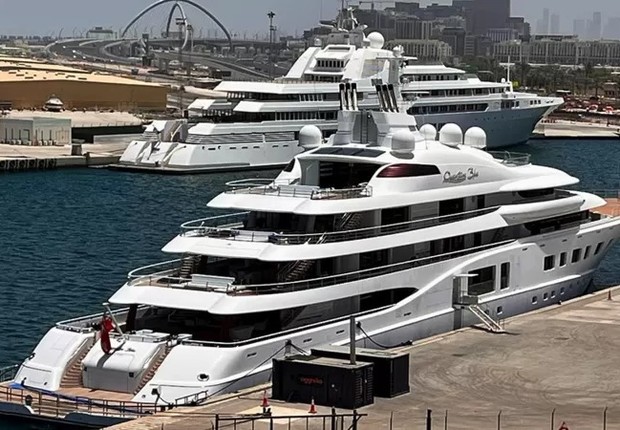 Foto em facebook.com/gibraltar.yachting/ mostra o Quantum Blue em Dubai (Foto: FACEBOOK.COM/GIBRALTAR.YACHTING/ via BBC)