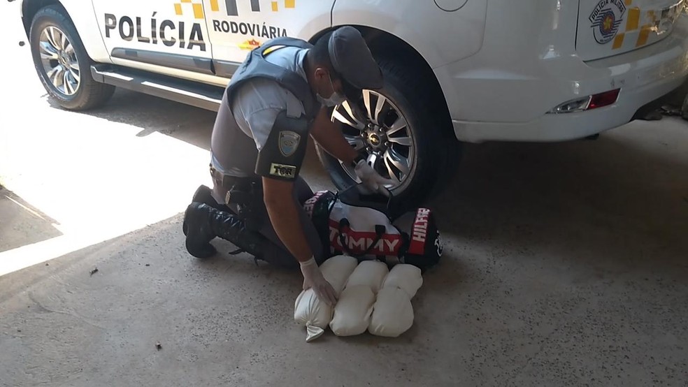 Pacotes de skunk foram encontrados pela polícia em Porangaba (SP) — Foto: Polícia Militar Rodoviária/Divulgação