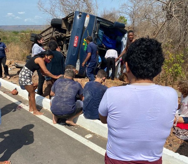 Grave acidente com ônibus de turismo deixa 4 mortos e feridos na BR-135, no Sul do Piauí   — Foto: Arquivo pessoal