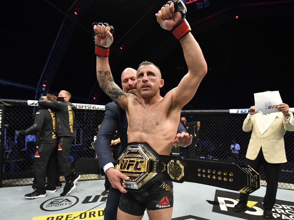 Alexander Volkanovski manteve o cnturão peso-pena ao vencer Max Holloway no UFC 251 — Foto: Getty Images