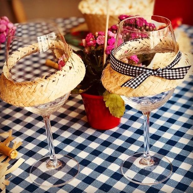 Ideias simples para uma mesa de arraiá: taça com chapéu de palha cortado e toalha xadrez (Foto: Giselle Rosa / Pinterest)