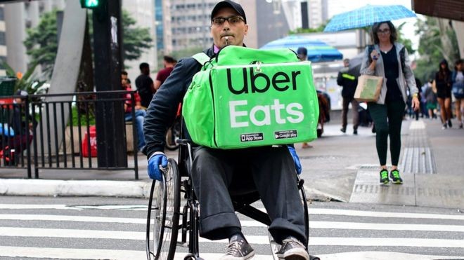 BBC - Luciano Oliveira entrega comida pela Paulista e regiões próximas em uma cadeira de rodas (Foto: Cortesia/Luciney Martins/O São Paulo)