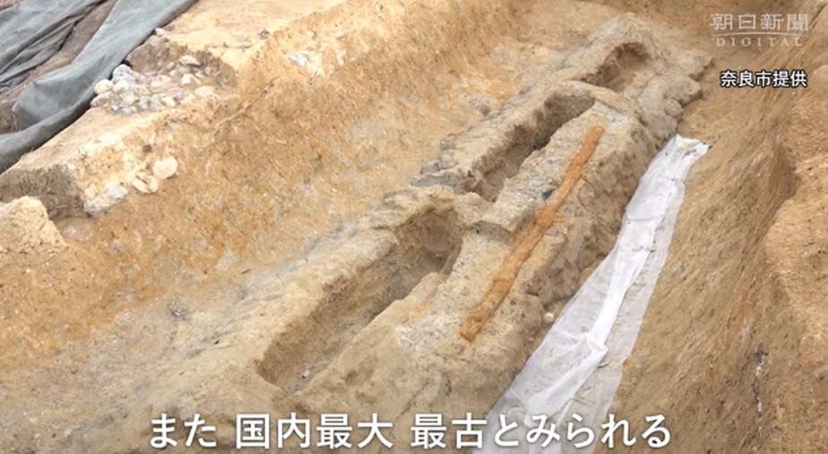 Arqueólogos desenterram espada de 2 metros no Japão