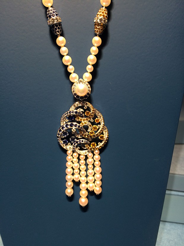 INDIAN AND ATLANTIC SEAS: Benguerra long necklace with cultured pearls, blue and yellow sapphires, garnets and diamonds (Foto: Suzy Menkes/ Instagram)