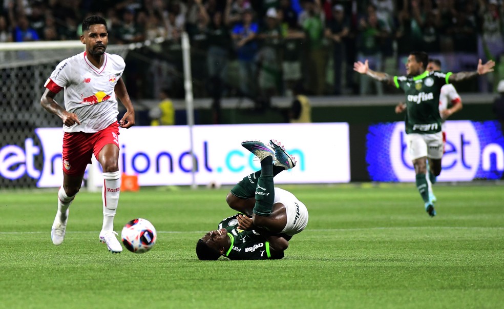 Endrick durante a partida entre Palmeiras e Bragantino — Foto: Marcos Ribolli