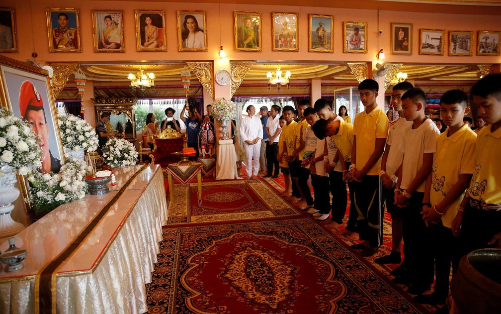 homenagem 2 - 'Javalis Selvagens' da Tailândia visitam templo para agradecer recuperação
