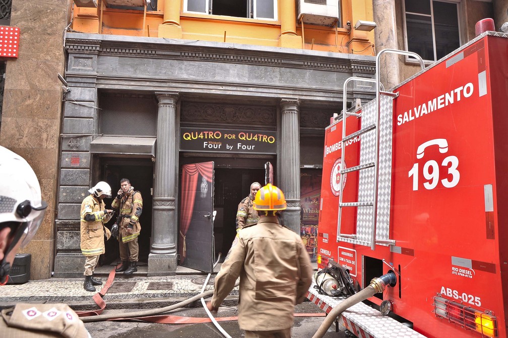 Bombeiros tentam combater incêndio na Quatro por Quatro — Foto: SAULO ANGELO/FUTURA PRESS/ESTADÃO CONTEÚDO 