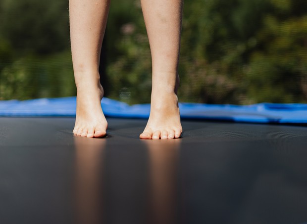 Acidentes com trampolins correspondem à metade dos atendimentos de emergência de crianças no Reino Unido, mostra estudo (Foto: Karolina Grabowska/ Pexels)