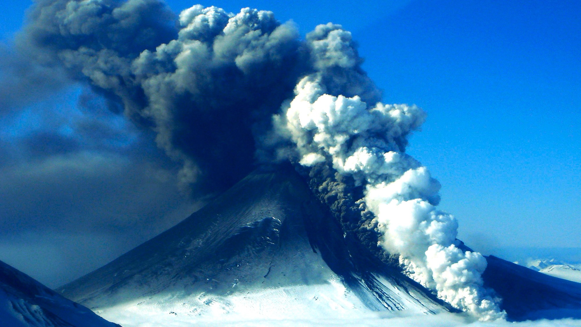 Atividade vulcânica do Pavlof é monitorada pelo Observatório Vulcânico do Alasca (Foto: Flip TV)