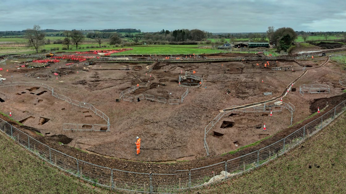 Imagem mostra a estrada romana de 10m de largura descoberta durante a escavação arqueológica (Foto: HS2 Ltd)