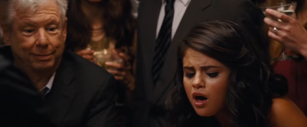 Selena Gomez 'perde' jogo em cassino no filme 'A grande aposta', ao lado do economista Richard Thaler (Foto: Paramount Movies/Divulgação)