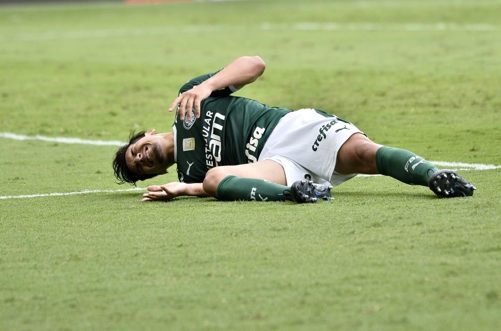 Gustavo Gómez sente lesão no jogo contra o Grêmio — Foto: Marcos Ribolli