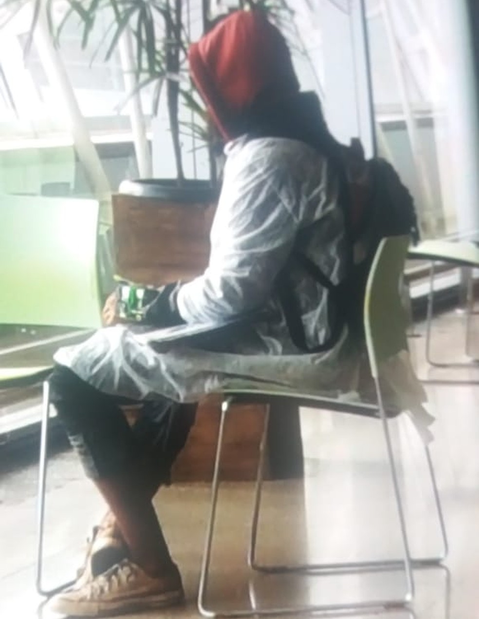 Homem com artefato suspeito no bra&ccedil;o no Aeroporto Internacional de Bras&iacute;lia &mdash; Foto: Arquivo pessoal
