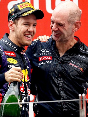 Vettel com Adrian Newey comemoração título GP da India (Foto: Reuters)