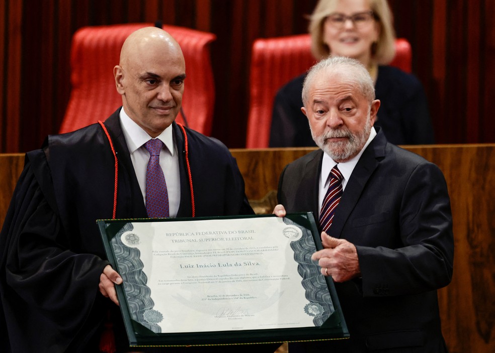 Lula recebe o diploma de Alexandre de Moraes, presidente do TSE — Foto: Ueslei Marcelino/Reuters