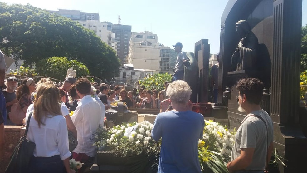 Corpo do diretor Domingos Oliveira foi sepultado em cemitÃ©rio da Zona Sul do Rio no inÃ­cio da tarde deste domingo (24) â€” Foto: Alba ValÃ©ria MendonÃ§a / G1