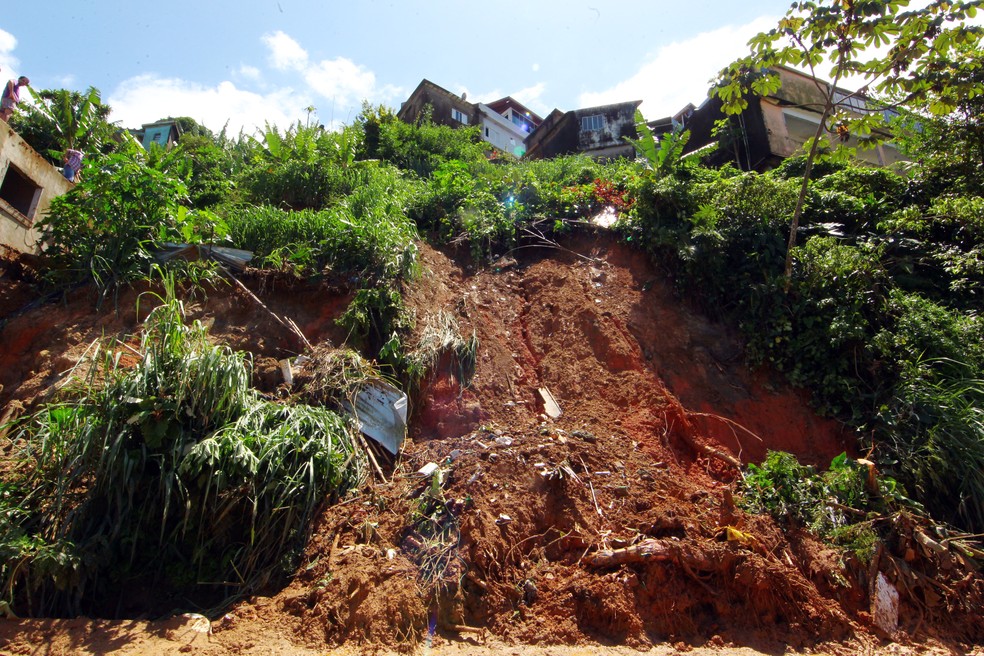 Morro São Bento após deslizamento de terra causado por forte chuva em março de 2020 — Foto: Vanessa Rodrigues/A Tribuna Jornal