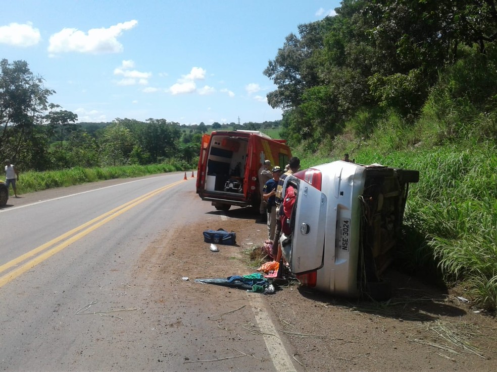 Carro teria capotado após o pneu traseiro estourar — Foto: Divulgação/Corpo de Bombeiros