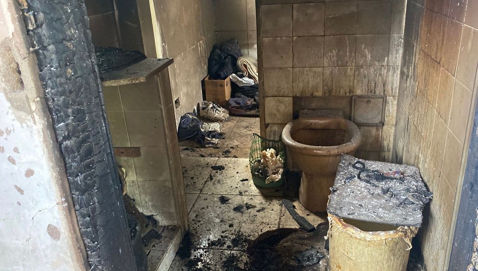 Banheiro da residência que pegou fogo em Juiz de Fora — Foto: Nayara de Paula/TV Integração
