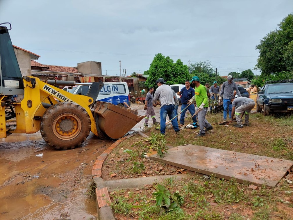 Servidores da prefeitura ajudam a limpar ruas após cheia em Cacoal — Foto: Victória Ferreira/Rede Amazônica