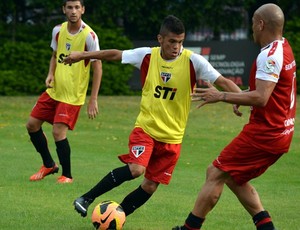 Lateral do São Paulo despista sobre interesse, mas admite sair para Portugal