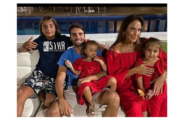 Ivete Sangalo mostrou foto com o marido, Daniel Cady, e os filhos, Marcelo, Helena e Marina (Foto: Reprodução)
