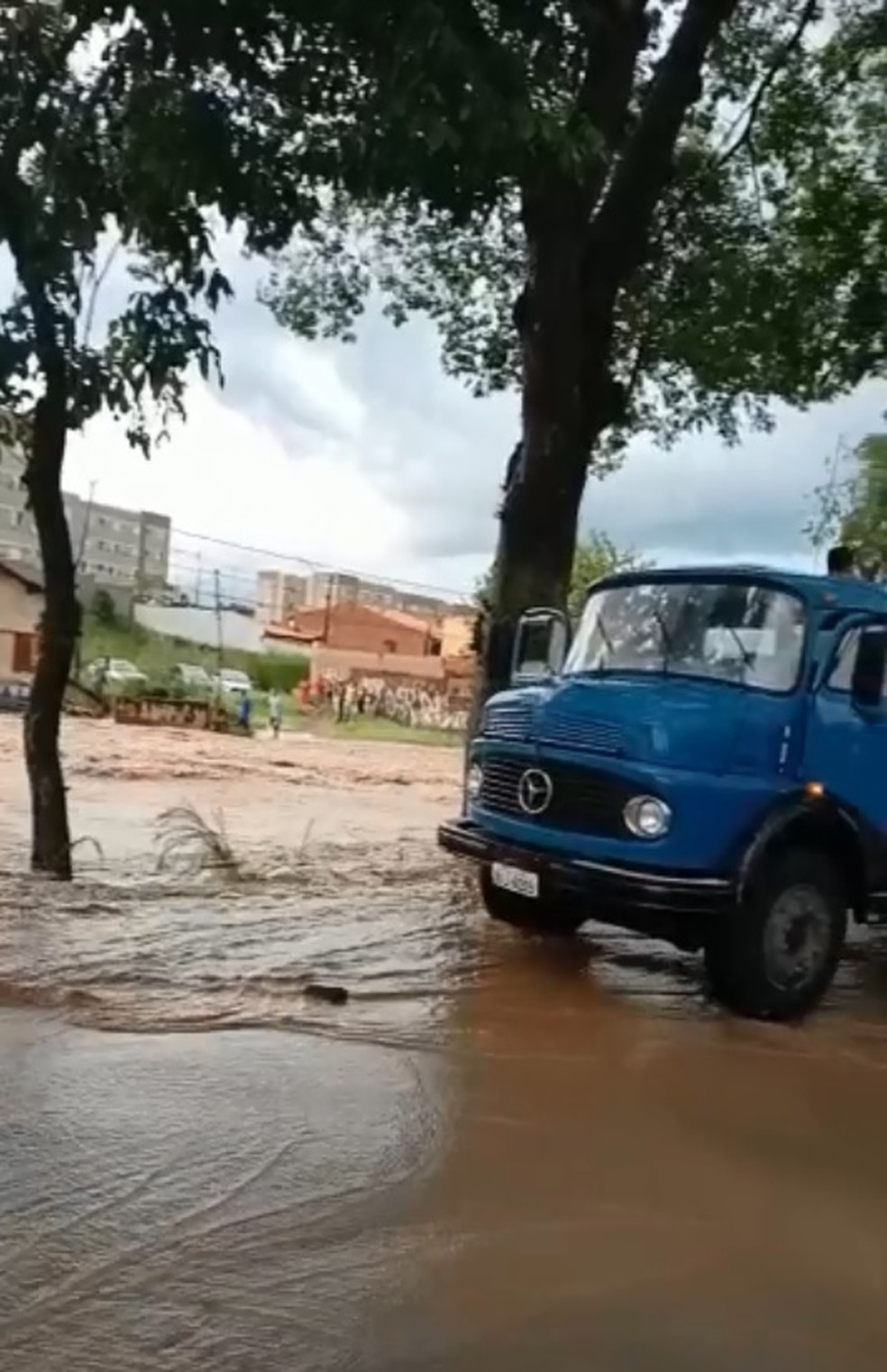 Alagamento entre os bairros Jardim Itapuã e Novo Horizonte, em Piracicaba, após chuva — Foto: Daniele Cristina Pereira Silva