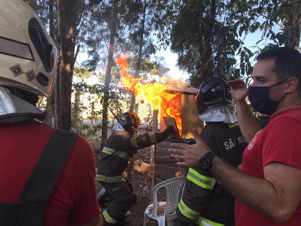 Treinamento para bombeiros foi feito em Tiet&ecirc; (SP) &mdash; Foto: Francine Galdino/TV TEM
