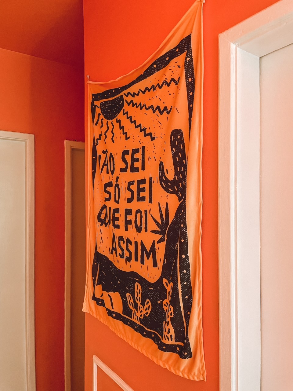 Décor do dia: corredor laranja com decoração instagramável (Foto: Arquivo pessoal)