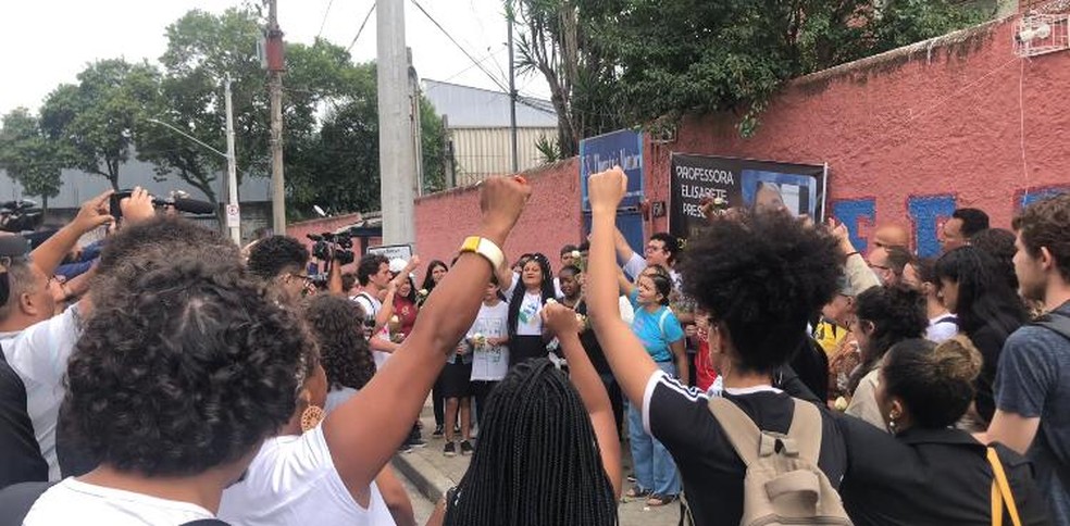 Grupo reivindicou melhores condições de ensino e pediu Justiça  — Foto: Claudia Castelo Branco