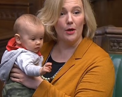 Parlamentar leva bebê de três meses à Câmara e levanta debate: comitê defende veto à presença de crianças