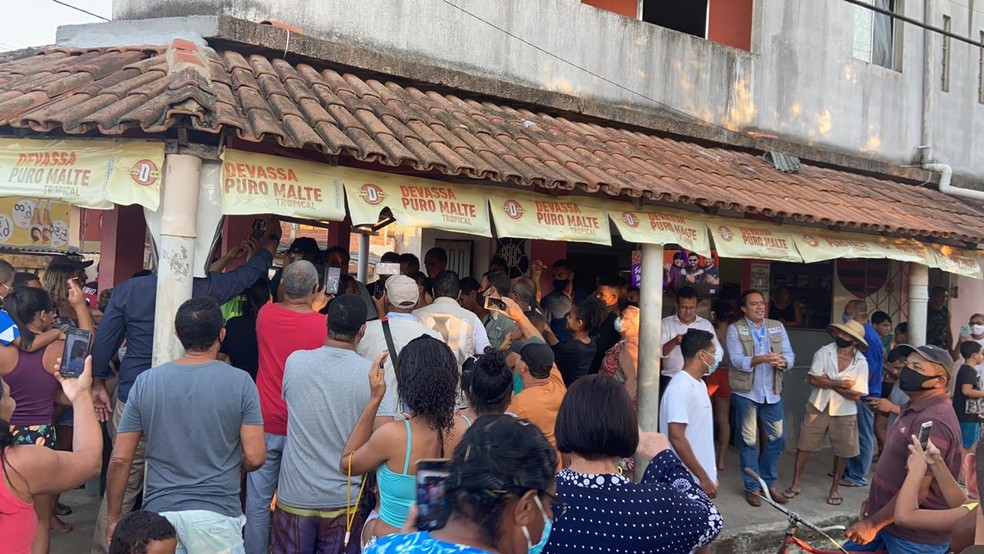 Bolsonaro faz parada em Aracruz, no ES, e aglomera em bar  — Foto: Evair de Melo 
