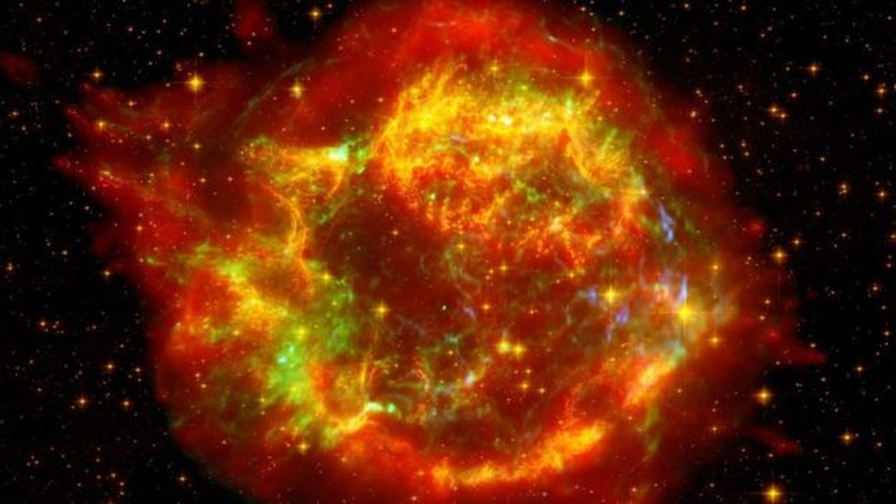 Uma supernova, como esta que ocorreu na constelação de Cassiopeia, é uma explosão poderosa, mas os astrônomos dizem que a Betelgeuse não ofereceria riscos à vida na Terra — Foto: Getty Images/BBC