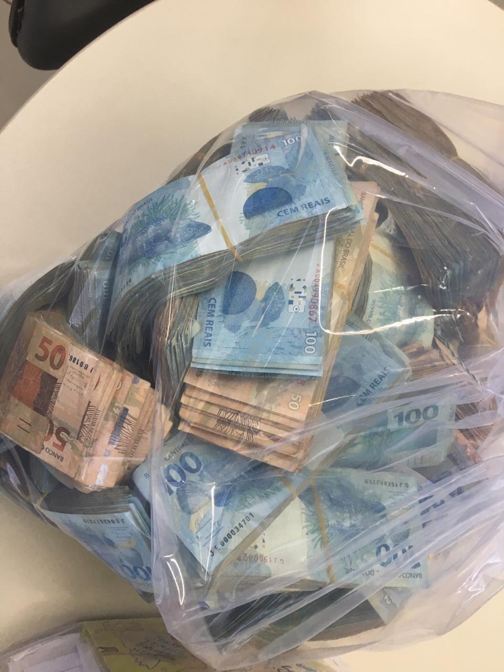 Dinheiro apreendido durante a operação — Foto: Paula Alves / Inter TV