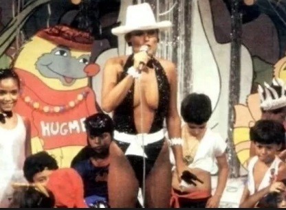 No início da carreira na TV, nos anos 90, o figurino escolhido para Xuxa usar na TV Manchete era ousado — Foto: Reprodução/TV Manchete