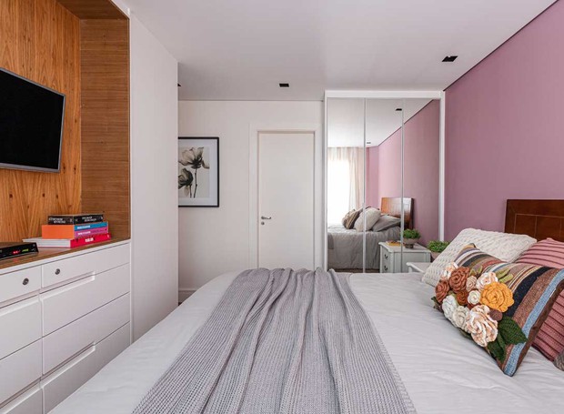 Neste quarto projetado pela arquiteta Fernanda Campiolo, a cômoda fica acoplada ao nicho da TV e complementa o guarda-roupa ao lado da cama (Foto: Gisele Rampazzo / Divulgação)