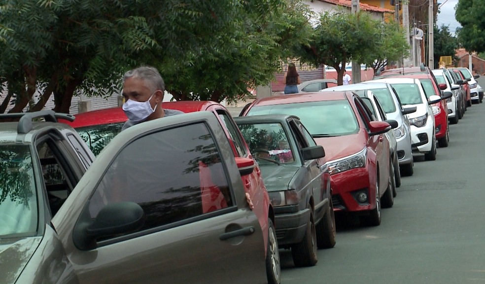 Idosos de 74 anos enfrentam fila para se vacinar contra Covid-19 na Zona Leste de Teresina — Foto: Reprodução/TV Clube
