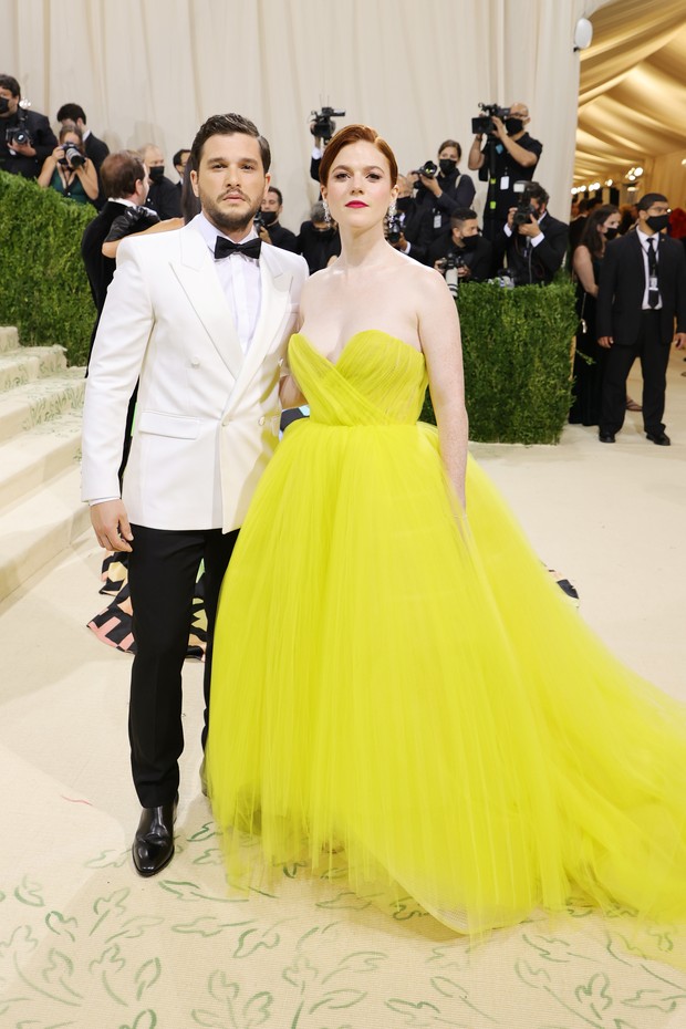 NEW YORK, NEW YORK - SEPTEMBER 13: Kit Harington and Rose Leslie attend The 2021 Met Gala Celebrating In America: A Lexicon Of Fashion at Metropolitan Museum of Art on September 13, 2021 in New York City. (Photo by Mike Coppola/Getty Images) (Foto: Getty Images)