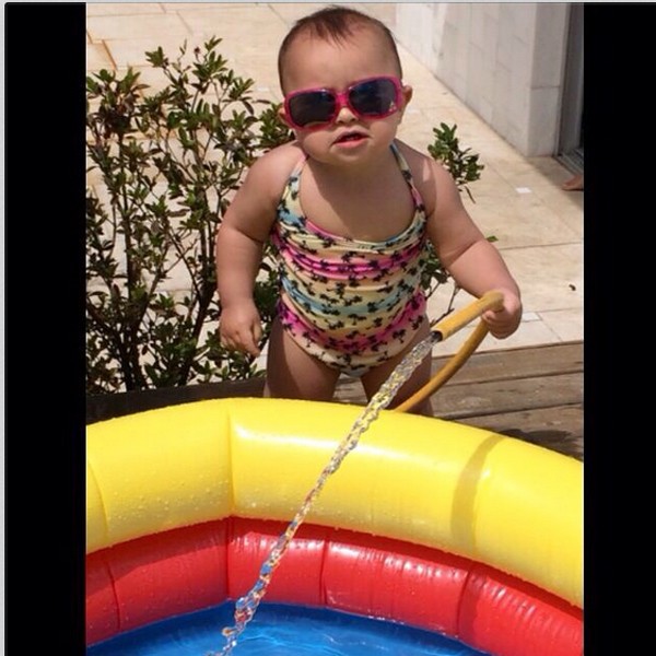 Kiki aproveita piscina (Foto: Reprodução/Instagram)