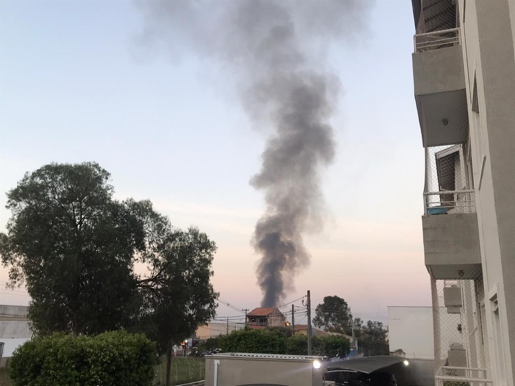 Coluna de fumaça foi vista de diversos pontos de Americana — Foto: Clausio Tavoloni
