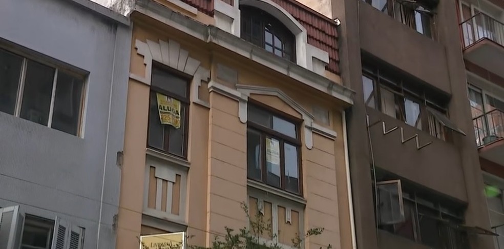 Homem caiu de prédio e morreu no Centro de Porto Alegre — Foto: Reprodução/RBS TV