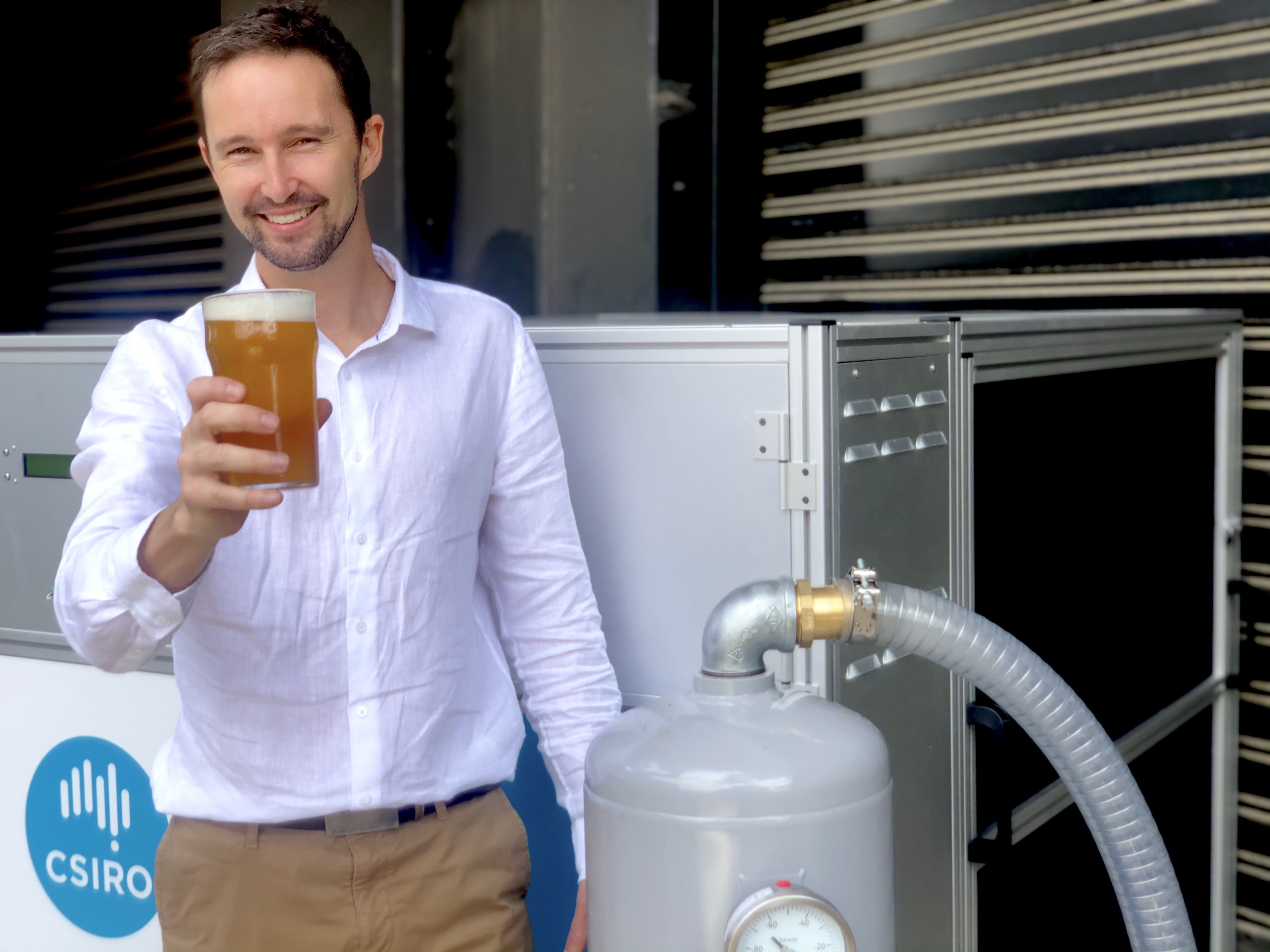 Australianos criam cerveja com dióxido de carbono liberado na atmosfera. Acima: o matemático Aaron Thornton, da CSIRO, com a máquina Airthena  (Foto: Divulgação/CSIRO)