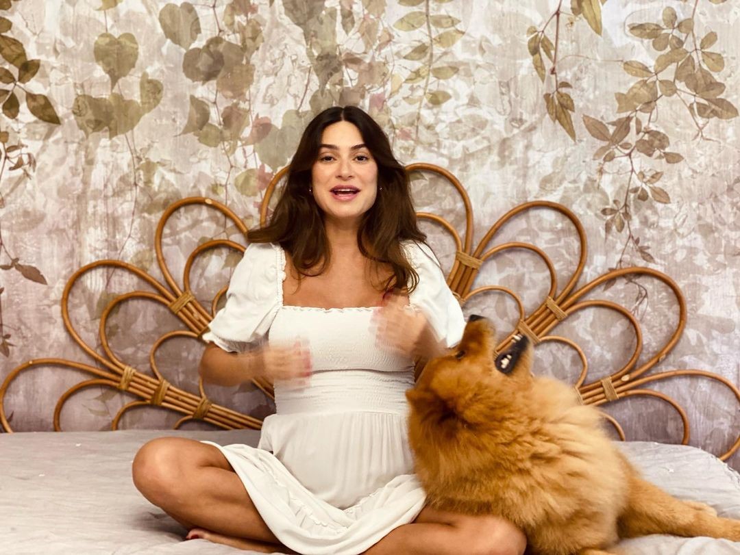 Thaila Ayala exibe barrigão em álbum de fotos com pet (Foto: Reprodução/Instagram)