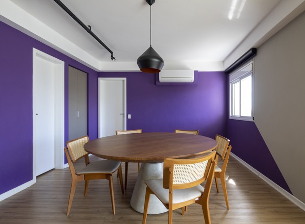 112 m² com décor minimalista, colorido e prático, sem gastar muito (Foto: Maíra Acayaba )