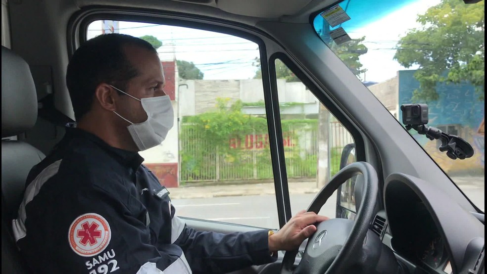 Socorrista e condutor do Samu Hverton Silveira enfrenta dificuldades no transporte de pacientes devido ao trnsito  Foto: Reproduo/TV Globo