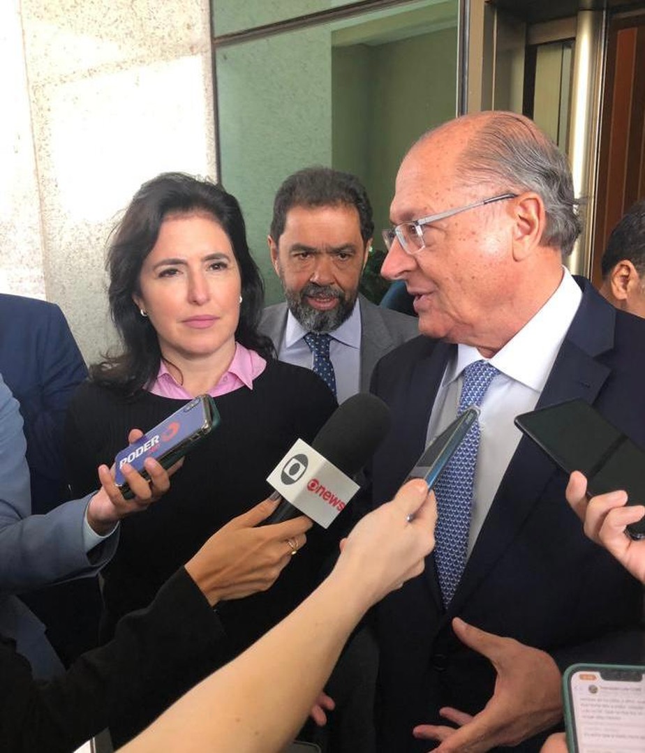 Alckmin concede entrevista ao lado de Simone Tebet em um hote em Brasília