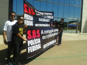 Servidores da PF no Tocantins protestaram em frente ao prédio da entidade em Palmas. (Foto: Adriano Fonseca/TV Anhanguera TO)