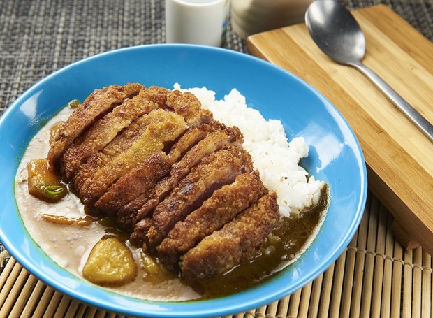 Lombo empanado e curry é servido com arroz em prato quente da culinária japonesa (Foto: Selmy Yassuda / Divulgação)